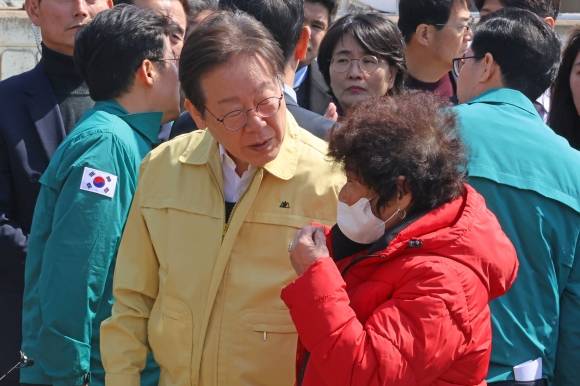 더불어민주당 이재명 대표가 29일 경북 영덕군 영덕읍 노물리에서 산불 피해를 본 주민의 얘기를 듣고 있다. 2025.3.29. 연합뉴스