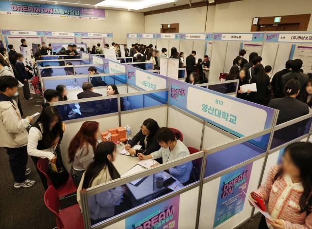 28일 부산 해운대구 벡스코 컨벤션홀에서 열린 채용박람회에서 청년 구직자들이 취업 상담을 하고 있다. 연합뉴스