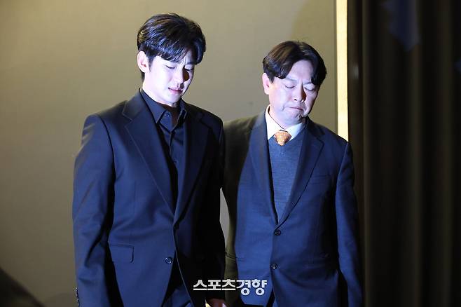 미성년자 교제 의혹을 받고 있는 배우 김수현이 31일 서울 마포구 스탠포드 호텔에서 고 김새론씨와 관계에 대한 입장을 밝힌 후 변호사와 함께 나서고 있다. 2025.03.31 한수빈 기자