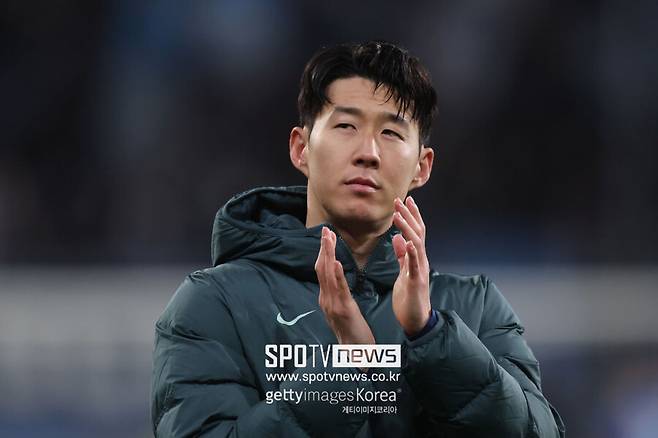 ▲ 영국 현지 매체 ‘토트넘 홋스퍼 뉴스’는 “손흥민이 이번 시즌을 끝으로 팀을 떠날 수도 있다. 토트넘은 그와의 계약을 연장했지만, 실질적으로는 이적을 고려하고 있다”라고 보도했다.