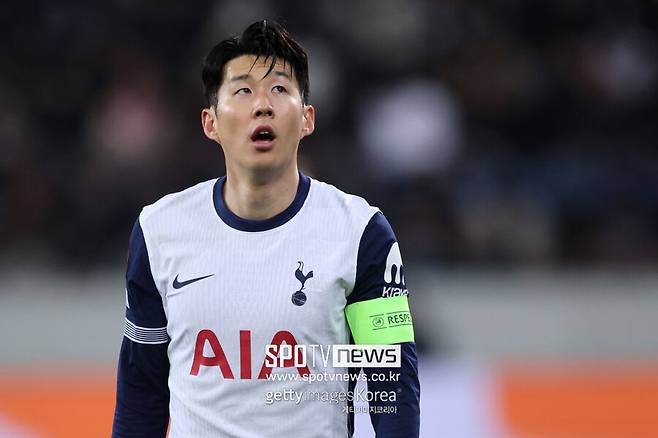 ▲ 토트넘의 전설적인 선수였던 제이미 오하라는 “손흥민이 더 이상 팀을 하나로 모으는 주장으로서의 역할을 수행하지 못하고 있다”라며 주장 완장을 내려놓아야 한다고 주장하기도 했다. 손흥민의 리더십이 부족하다는 비판과 함께 그의 경기력 저하에 대한 논란이 겹쳐진 상황이다.