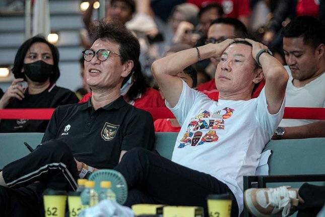 ▲ 신태용(오른쪽) 전 인도네시아 축구대표팀 감독은 지난 1월 갑작스런 경질 통보에도 여전히 현지에 남아 인도네시아축구 발전을 위한 활동에 매진하고 있다. ⓒ 볼라넷