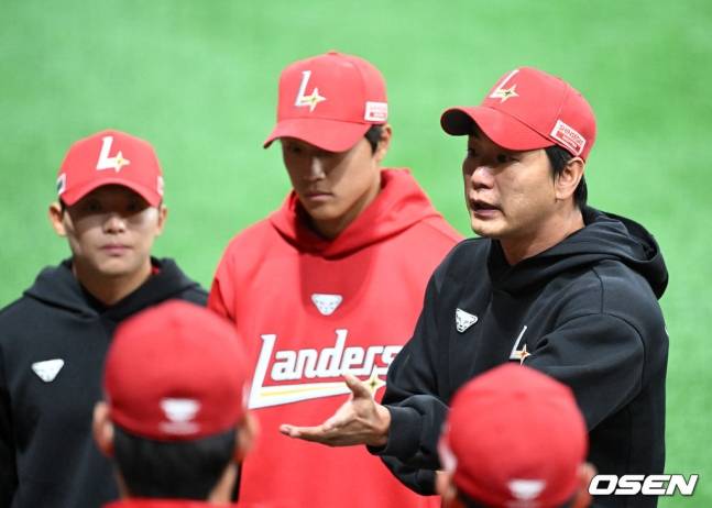 30일 키움전을 앞두고 주장 김광현이 선수단을 불러모아 이야기를 전하고 있다.