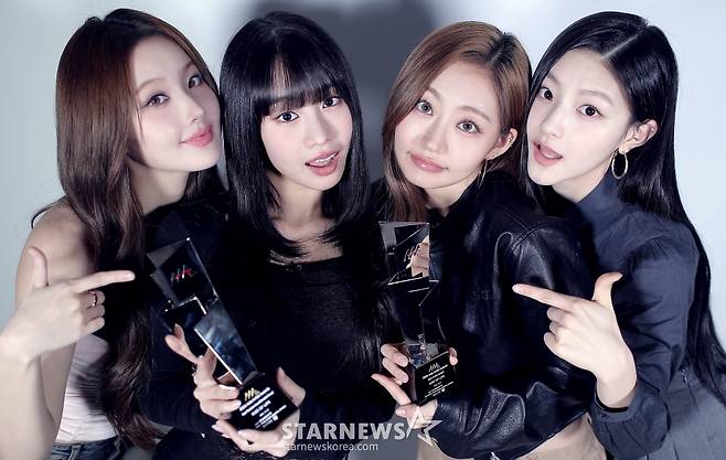 걸그룹 키스오브라이프(KISS OF LIFE)가 서울 종로구 스타뉴스 사옥에서 진행된 '제9회 아시아 아티스트 어워즈'(The 9th Asia Artist Awards, 이하 'AAA 2024') 수상 인터뷰에 앞서 포즈를 취하고 있다.  키스오브라이프는 'AAA 2024'에서 'AAA 베스트 아티스트', 'AAA 베스트 뮤지션' 상을 수상했다.  키스오브라이프는 지난 2023년 7월 데뷔한 다국적 소속 4인조 걸그룹이다. 이들은 '쉿(Shhh)', 'Bad News', 'Nobody Knows' 등을 발표하며 초고속 컴백을 이어오다가 지난해 'Midas Touch'와 'Sticky'에서 빌보드 글로벌 200 차트까지 접수하며 대중적인 반응이 터졌고, 그해 '워터밤' 무대에서의 시원시원한 퍼포먼스가 화제가 돼 '대세 걸그룹' 반열에 올랐다. /사진=김창현 chmt@