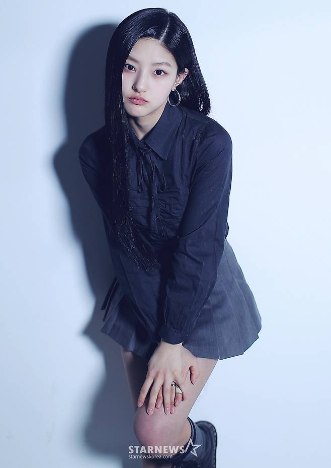 걸그룹 키스오브라이프(KISS OF LIFE)가 서울 종로구 스타뉴스 사옥에서 진행된 '제9회 아시아 아티스트 어워즈'(The 9th Asia Artist Awards, 이하 'AAA 2024') 수상 인터뷰에 앞서 포즈를 취하고 있다.  키스오브라이프는 'AAA 2024'에서 'AAA 베스트 아티스트', 'AAA 베스트 뮤지션' 상을 수상했다.  키스오브라이프는 지난 2023년 7월 데뷔한 다국적 소속 4인조 걸그룹이다. 이들은 '쉿(Shhh)', 'Bad News', 'Nobody Knows' 등을 발표하며 초고속 컴백을 이어오다가 지난해 'Midas Touch'와 'Sticky'에서 빌보드 글로벌 200 차트까지 접수하며 대중적인 반응이 터졌고, 그해 '워터밤' 무대에서의 시원시원한 퍼포먼스가 화제가 돼 '대세 걸그룹' 반열에 올랐다. /사진=김창현 chmt@