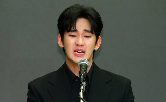 [서울=뉴시스] 김혜진 기자 = 배우 김수현이 31일 오후 서울 마포구 스탠포드호텔에서 기자회견을 열고 자신을 둘러싼 의혹에 대해 입장을 밝히고 있다. 2025.03.31. jini@newsis.com /사진=김혜진