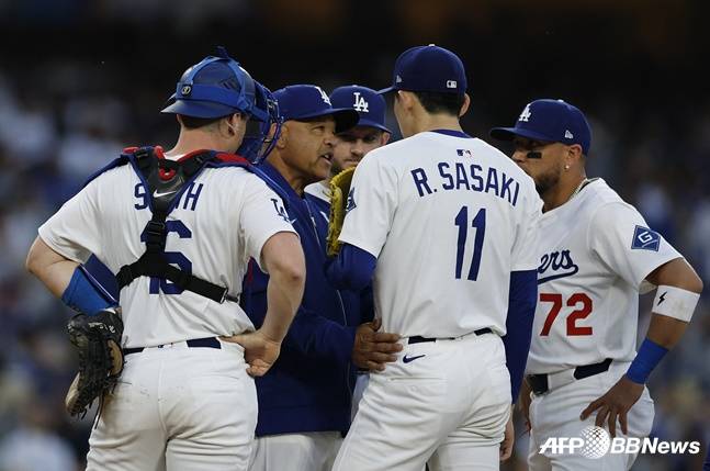예상보다 빠른 타이밍에 마운드에 오른 로버츠 감독(왼쪽에서 2번째)가 사사키의 교체를 지시하며 격려하고 있다. /AFPBBNews=뉴스1