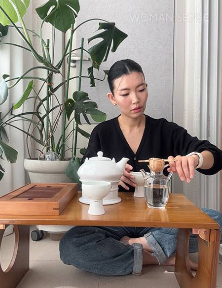 베란다 공간을 온전히 즐기고 있는 방미정씨의 모습.