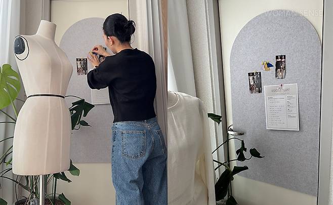 펠트보드에 좋아하는 것들을 부착중인 방미정 씨.(좌) / 문을 가려주는 용도로 활용해도 좋은 펠트보드.(우)