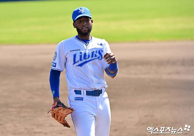 삼성 라이온즈 르윈 디아즈가 올해 스프링캠프 연습경기에서 수비를 준비하고 있다. 엑스포츠뉴스 DB