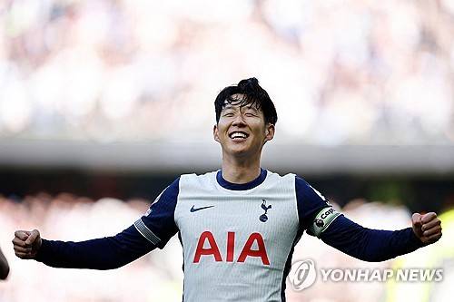 축구 콘텐츠 매체 '매드풋볼'이 지난 30일 발표한 잉글리시 프리미어리그 21세기 레전드 랭킹 24위 안에 손흥민이 포함됐다. 손흥민은 이 명단에서 23위에 올랐다. 이는 손흥민이 21세기 프리미어리그를 대표하는 유일한 토트넘 홋스퍼 현역 선수가 됐다. 토트넘의 명예를 지킨 유일한 인물이라는 점에서 의미가 크다. 8위에 해리 케인이 올라있지만 그는 현재 독일 분데스리가 바이에른 뮌헨에서 뛰고 있기 때문에 현재 토트넘 선수는 손흥민이 유일하다. 연합뉴스