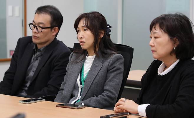 "해외입양, 문제 많습니다"  왼쪽부터 이승훈 몽테뉴해외입양연대 사무국장, 이 단체 배진시 대표, 권희정 미혼모아카이빙과권익옹호연구소장이 연합뉴스와의 인터뷰에서 해외 입양이 가져오는 문제에 관해 설명하고 있다 [진성철 기자 촬영]