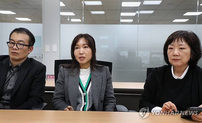 "입양제도 관련 법령 개선해야" 왼쪽부터 이승훈 사무국장, 배진시 대표, 권희정 소장
[진성철 기자 촬영]
