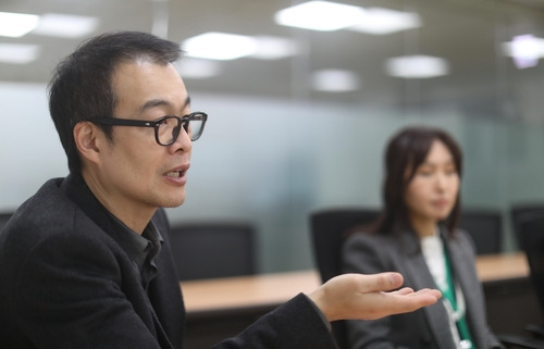 연합뉴스와 인터뷰 중인 이승훈 사무국장과 배진시 대표(오른쪽) [진성철 기자 촬영]