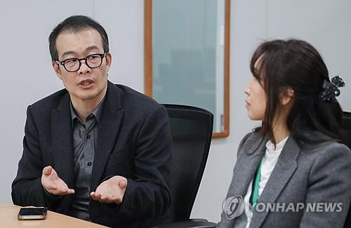 연합뉴스와 인터뷰 중인 이승훈 사무국장과 배진시 대표(오른쪽)  [진성철 기자 촬영]
