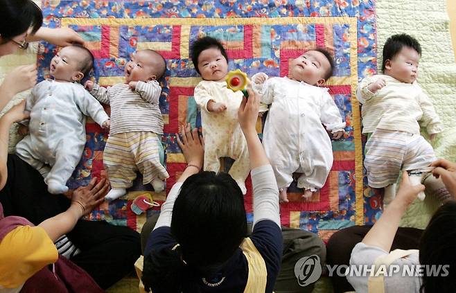 2006년 국내외로 입양 가기 직전의 아기들 모습 [연합뉴스 자료사진]