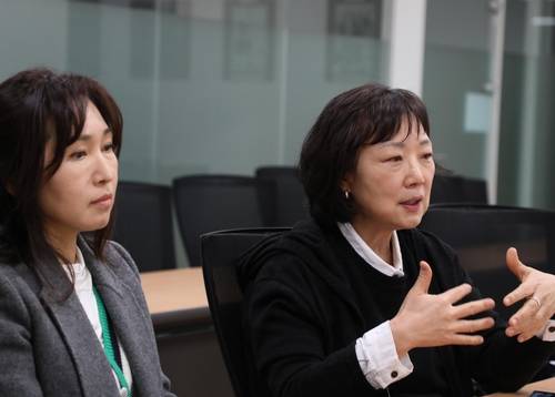 연합뉴스와 인터뷰 중인 배진시 대표와 권희정 소장(오른쪽) [진성철 기자 촬영]