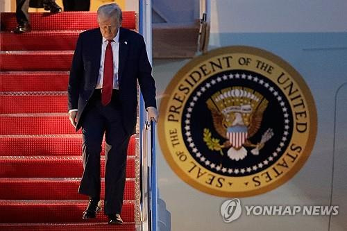 도널드 트럼프 미국 대통령 (미국 메릴랜드주 앤드루스 기지 AP=연합뉴스) 2025년 3월 30일 도널드 트럼프 미국 대통령이 메릴랜드주 앤드루스 기지에 도착해 전용기 에어 포스 원에서 내리고 있다. (AP Photo/Luis M. Alvarez) 2025.3.31.