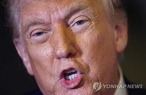 도널드 트럼프 미국 대통령 (로이터=연합뉴스) 2025년 3월 30일 워싱턴DC로 복귀하는 대통령 전용기 '에어 포스 원'에서 함께 탑승한 기자들과 얘기하는 가운데 촬영된 도널드 트럼프 미국 대통령의 모습. 2025.3.31.