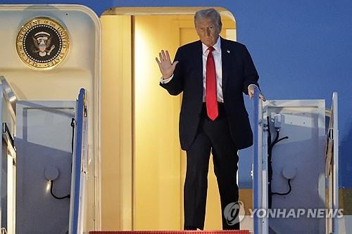 도널드 트럼프 미국 대통령 (미국 메릴랜드주 앤드루스 기지 AP=연합뉴스) 2025년 3월 30일 도널드 트럼프 미국 대통령이 메릴랜드주 앤드루스 기지에 도착해 전용기 에어 포스 원에서 내리며 손을 흔들고 있다. 2025.3.31.