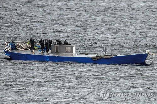 마약 밀수 반잠수정 (포르투갈령 아조레스 제도 EPA=연합뉴스) 2025년 3월 25일 촬영된 포르투갈 사법경찰에 나포된 마약 밀수 잠수정의 모습. (EPA/EDUARDO COSTA) 2025.3.31.
