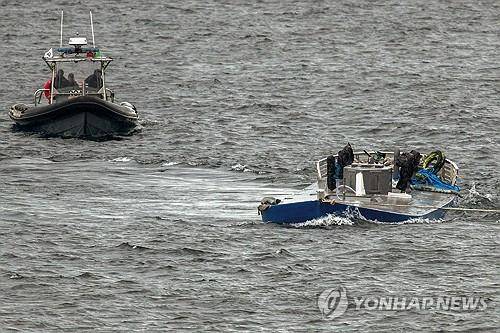 포르투갈 경찰 선박과 마약 밀수 반잠수정 (포르투갈령 아조레스 제도 EPA=연합뉴스) 2025년 3월 25일 촬영된 포르투갈 사법경찰 선박(왼쪽)과 경찰이 나포한 마약 밀수 잠수정(오른쪽)의 모습. (EPA/EDUARDO COSTA) 2025.3.31.