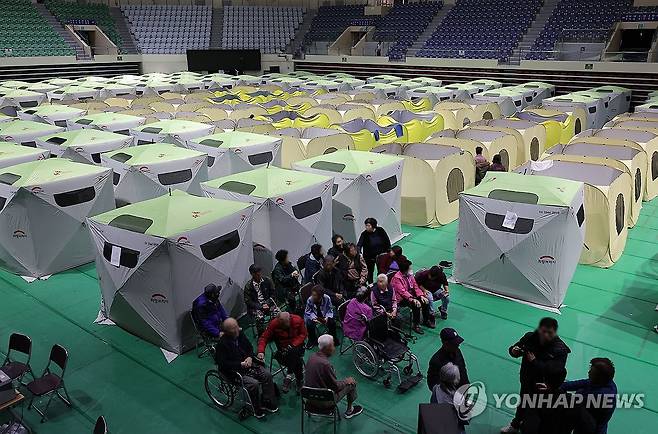 길어지는 대피소 생활 (안동=연합뉴스) 류영석 기자 = 30일 경북 안동체육관에 마련된 산불대피소에서 이재민들이 휴식을 취하고 있다. 2025.3.30 ondol@yna.co.kr