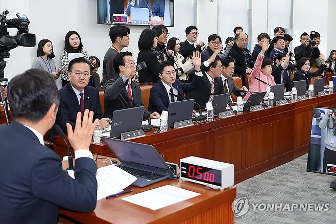 질의하실 분 '손' (서울=연합뉴스) 김주성 기자 = 31일 국회 법제사법위원회 전체회의에서 후임자가 임명되지 않은 헌법재판관의 임기를 자동으로 연장하는 내용의 헌법재판소법 개정안이 상정되자 대부분의 위원들이 손을 들어 질의 기회를 신청을 하고 있다. 2025.3.31 utzza@yna.co.kr
