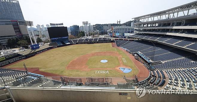 30일 프로야구 NC-LG 경기 연기 (창원=연합뉴스) 김동민 기자 = 30일 경남 창원시 마산회원구 창원NC파크 전경.
    지난 29일 NC 다이노스와 LG 트윈스 경기 중 3루 방향 건물에 설치된 구조물 일부가 떨어져 관중이 다치는 사고가 발생해 이날 경기는 시설물 안전 점검차 연기됐다. 2025.3.30 image@yna.co.kr