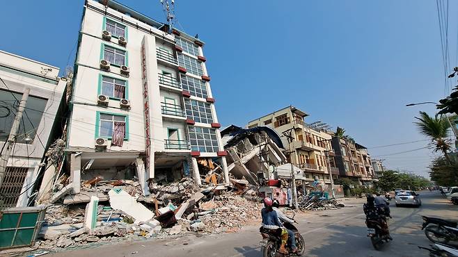 기울어진 호텔 (만달레이=연합뉴스) 박의래 특파원 = 31일 미얀마 만달레이 시내에 있는 호텔 건물이 기울어져 있다. 2025.3.31. laecorp@yna.co.kr