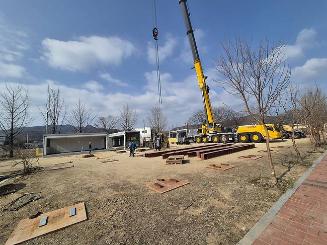 '모듈러주택' 기초공사 한창  (안동=연합뉴스) 박세진 기자 = 31일 경북 안동시 일직면 권정생어린이문학관 앞에 산불 이재민 긴급주거시설로 모듈러주택을 설치하기 위한 기초 바닥 공사가 진행되고 있다. 2025.3.31 psjpsj@yna.co.kr