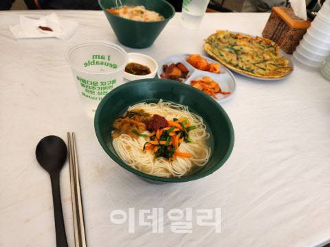 지난 29일 충남 논산시 관촉동 일대에서 열린 제27회 논산딸기축제에서 한 식당에서 주문한 음식들이 모두 다회용기로 제공된 모습. (사진=박태진 기자)