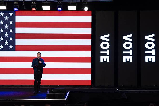 일론 머스크 테슬라 최고경영자(CEO)가 30일(현지시간) 미국 위스콘신주에서 열린 타운홀 행사에서 연설하고 있다. (사진=AFP)