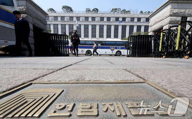 헌법재판소가 윤석열 대통령 탄핵 심판 선고기일을 오는 4일 오전 11시로 발표한 가운데 1일 오전 서울 종로구 헌재 앞에서 경찰 등 관계자들이 근무를 하고 있다. 2025.4.1/뉴스1 ⓒ News1 장수영 기자