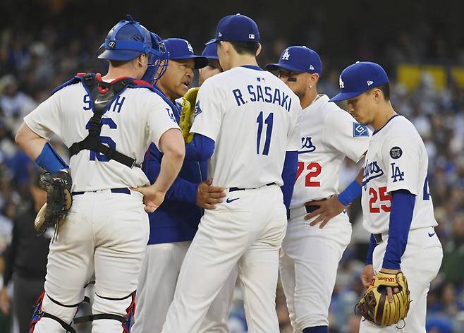 로버츠 감독과 사사키. UPI연합뉴스