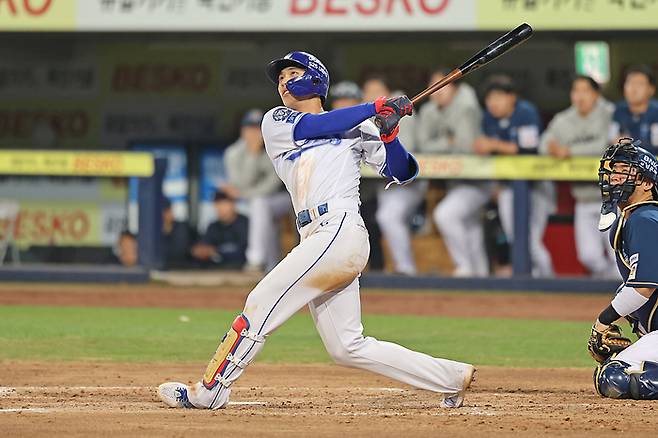 삼성 이재현이 25일 대구삼성라이온즈파크에서 열린 2025 KBO리그 NC전에서 홈런을 터뜨리고 있다. 사진 | 삼성 라이온즈