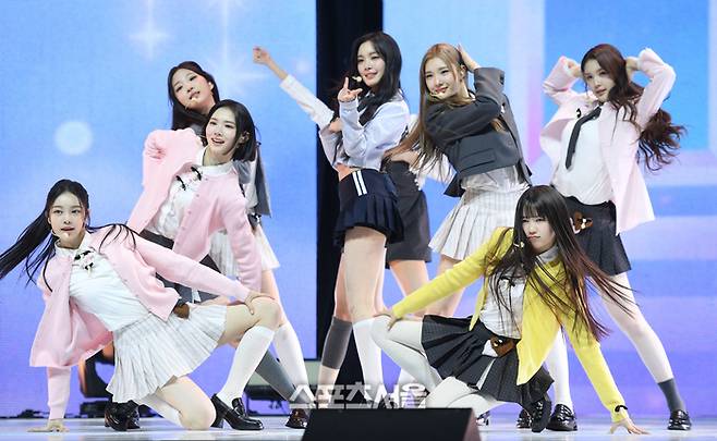 걸그룹 하츠투하츠(Hearts2Hearts)가 24일 서울 광진구 예스24라이브홀에서 열린 첫 싱글 ‘더 체이스(The Chase)’ 발매 기념 미디어 쇼케이스에서 타이틀곡 ‘더 체이스’를 부르고 있다. 사진 | 스포츠서울 DB