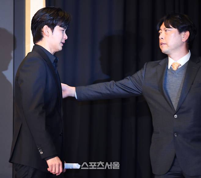 최근 불거진 사생활 논란에 대해 침묵을 지켜왔던 배우 김수현이 31일 서울 마포구 스탠포드 호텔에서 열린 기자회견 후 퇴장하고 있다. 최승섭기자 thunder@sportsseoul.com