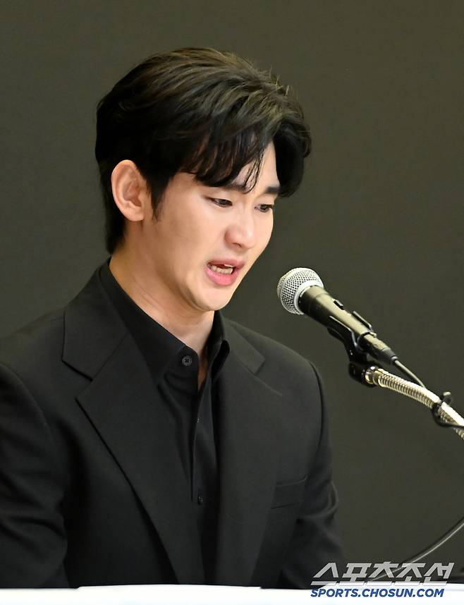 배우 김수현이 31일 서울 상암동 스탠포드호텔에서 기자회견을 갖고 사생활 논란에 대한 입장을 밝혔다. 입장을 밝히는 김수현의 모습. 허상욱 기자wook@sportschosun.com/2025.03.31/