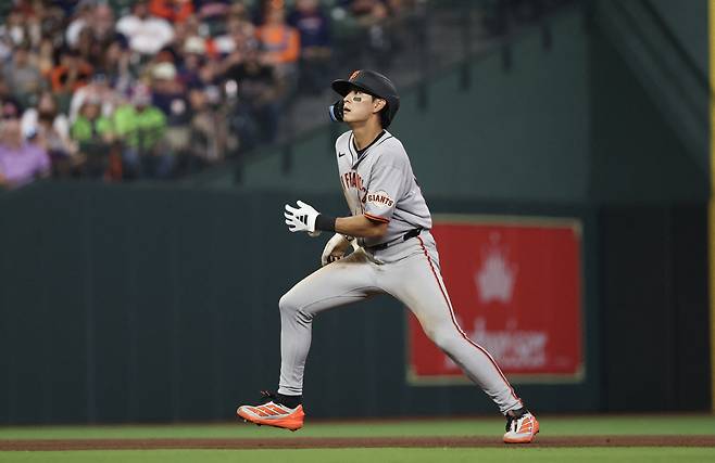 이정후가 6회 볼넷으로 출루한 뒤 윌머 플로레스의 좌월 3점홈런을 쳐다보며 뛸 준비를 하고 있다. Imagn Images연합뉴스