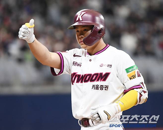 17일 서울 고척스카이돔에서 열린 롯데-키움전. 3회말 2사 1, 2루 여동욱이 안타를 친 후 기뻐하고 있다. 고척=정재근 기자 cjg@sportschosun.com/2025.3.17/