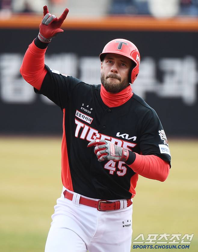 29일 대전 한화생명볼파크에서 열린 KIA-한화전. 1회초 2사 위즈덤이 솔로포를 친 후 관중석을 향해 세리머니를 하고 있다. 대전=정재근 기자 cjg@sportschosun.com/2025.3.29/