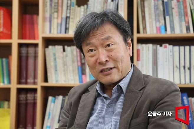 지난달 26일 김누리 중앙대학교 교수가 서울 동작구 교수연구실에서 아시아경제와 인터뷰하고 있다. 윤동주 기자