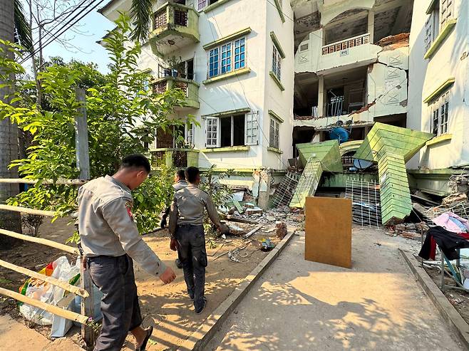 네피도 소재 공무원 사택이 무너진 가운데 이곳에서 얼마나 많은 이들이 숨졌는지는 아직도 확실하지 않다