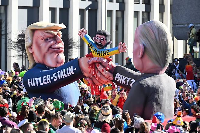 3월 3일 독일 뒤셀도르프에서 열린 로즈 먼데이 카니발 퍼레이드에 등장한 트럼프-푸틴 협정을 모티브로 만든 카니발 조형물. /AP 연합뉴스