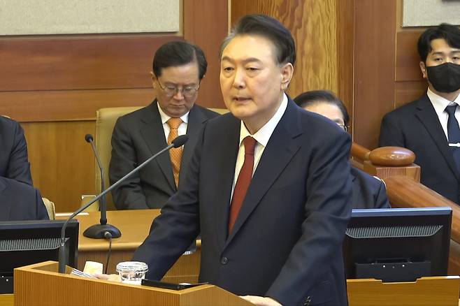 윤석열 대통령이 지난 2월 25일 오후 서울 종로구 헌법재판소에서 열린 대통령 탄핵심판 최종(11차) 변론기일에 출석해 최종의견을 진술하고 있다. (헌법재판소 제공)/뉴스1