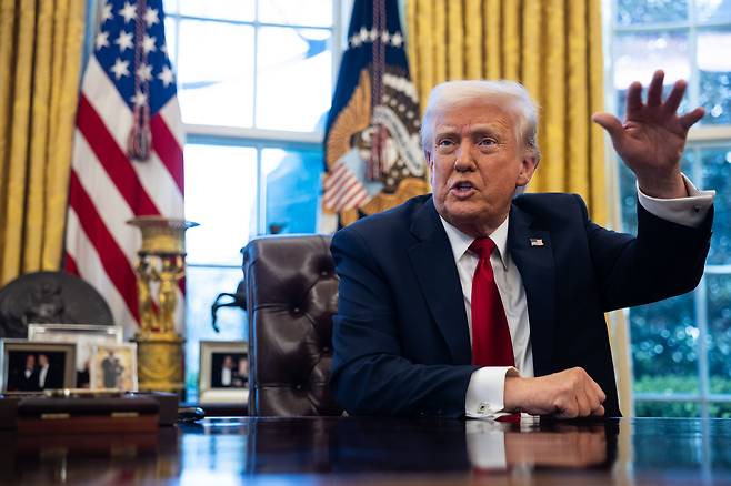 도널드 트럼프 미 대통령이 26일(현지 시각) 워싱턴DC 백악관 집무실에서 자동차 관세 정책을 공식 발표하고 있다. 트럼프 대통령은 오는 2일 의약품에 대한 관세 부과 계획도 발표한다는 입장이다./연합뉴스