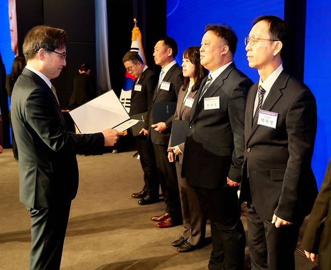 HDC현대산업개발은 1일 여의도 중소기업중앙회 KBIZ홀에서 열린 제24회 공정거래의 날 기념행사에서 공정거래위원장 표창을 받았다.ⓒHDC현대산업개발