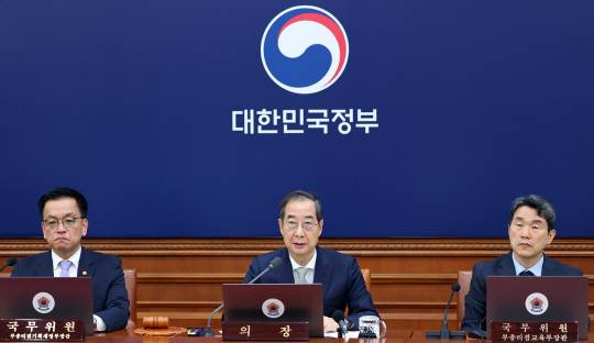 한덕수 대통령 권한대행이 1일 정부서울청사에서 열린 국무회의에서 발언하고 있다. [대통령실통신사진기자단=연합뉴스]