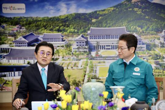 전병헌(가운데) 새미래민주당 대표와 이철우(오른쪽 세번째) 경상북도지사가 1일 오후 경북 안동시 경북도청 도지사실에서 만나 환담하고 있다. 새민주당은 최근 당원들이 긴급모금한 산불피해 이재민 지원 성금 5000만원을 이날 경북도청에 전달했다.<새미래민주당 제공>